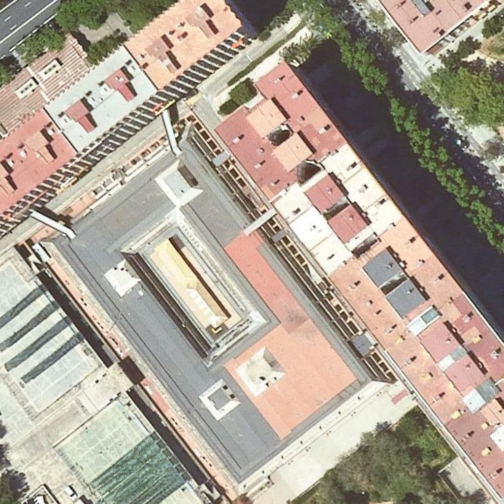 Вид згори на територію школи «Lli Privada Petit Món De Les Corts»