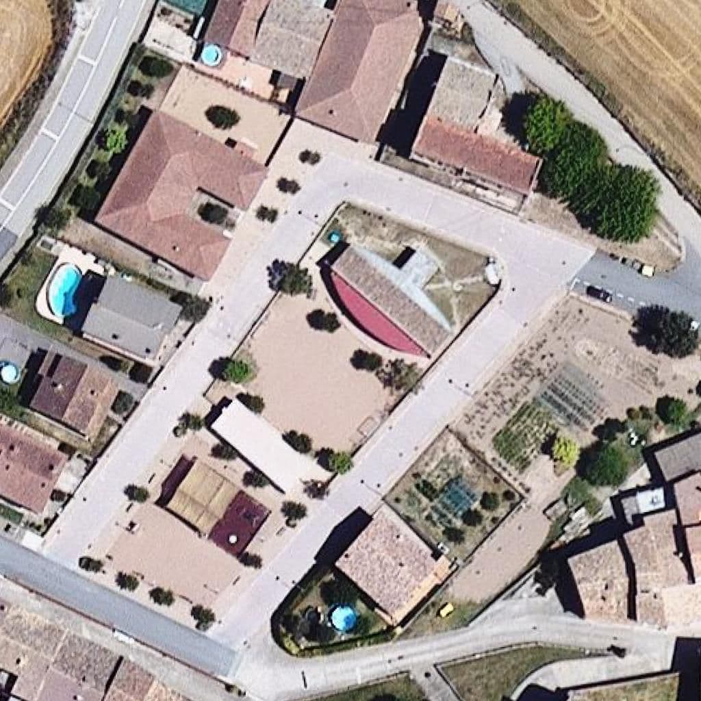 Вид згори на територію школи «Escola Llevant - ZER Gavarresa»
