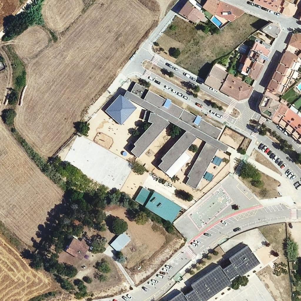 Вид згори на територію школи «Escola Les Ferreries de Palafolls»