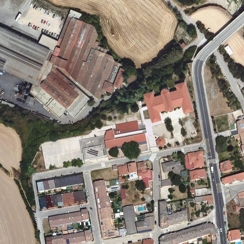 Вид згори на територію школи «Escola Mare de Déu del Sòl del Pont»