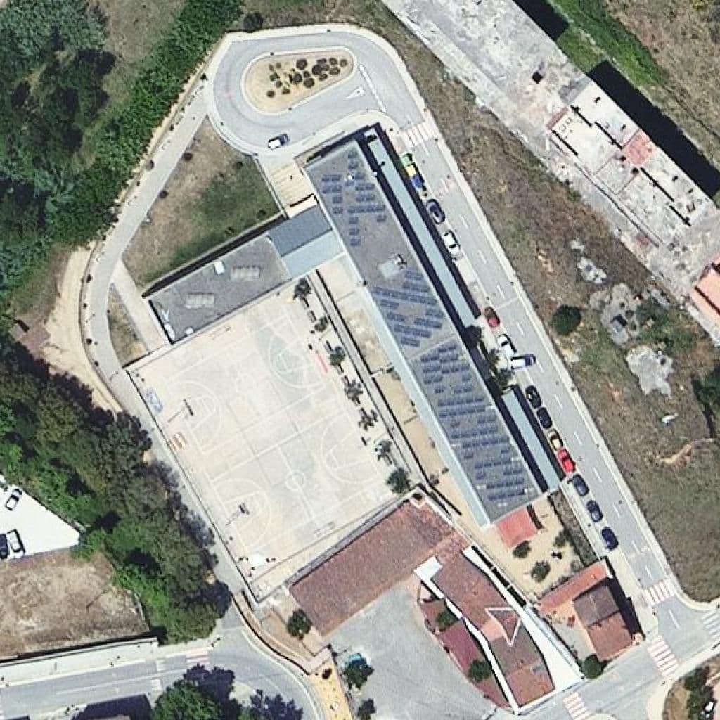 Вид згори на територію школи «Escola Dones d'Aigua»