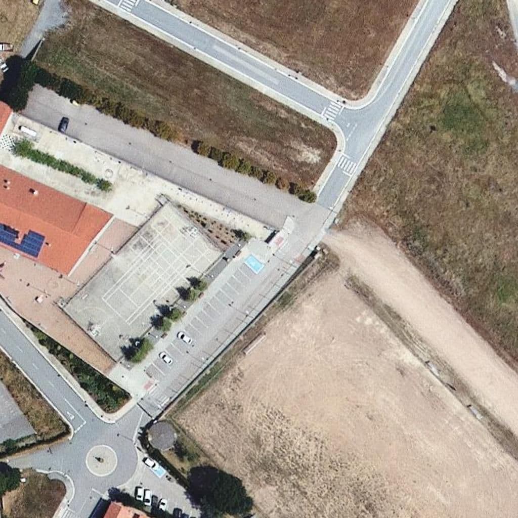 Вид згори на територію школи «Escola Aurora - ZER Alt Lluçanès»