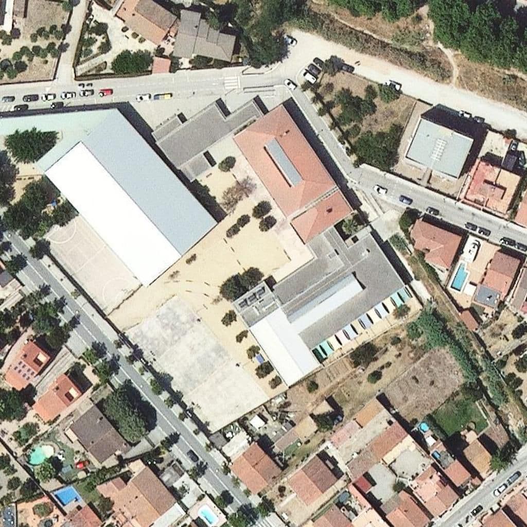 Вид згори на територію школи «Escola Joaquim Abril»
