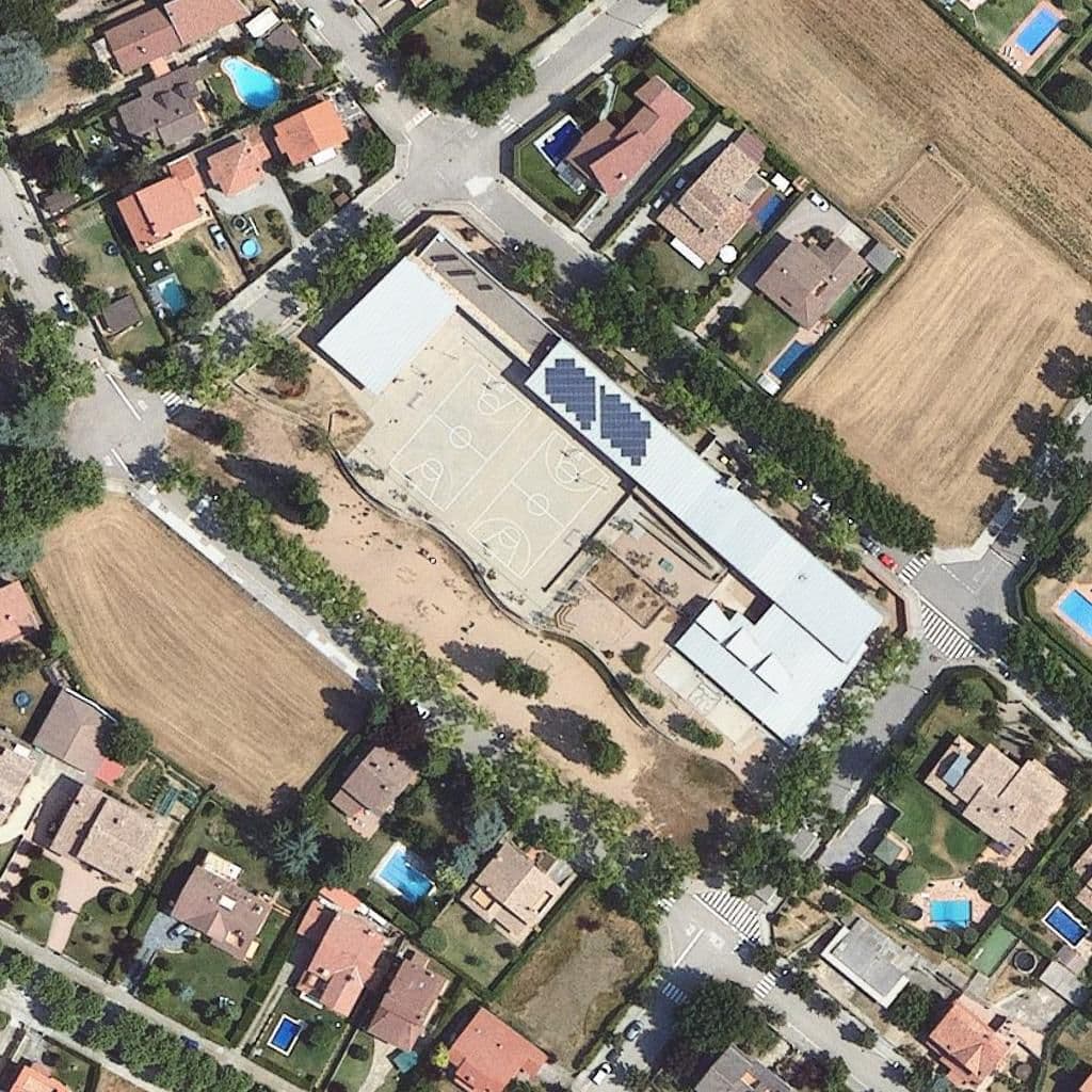 Вид сверху на территорию школы «Escola Bellpuig»