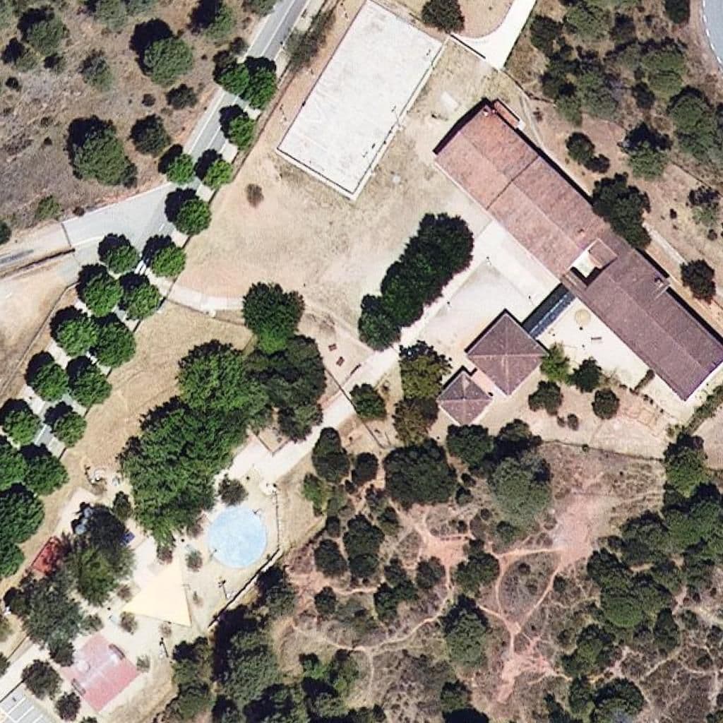 Вид згори на територію школи «Escola Josep Gras»