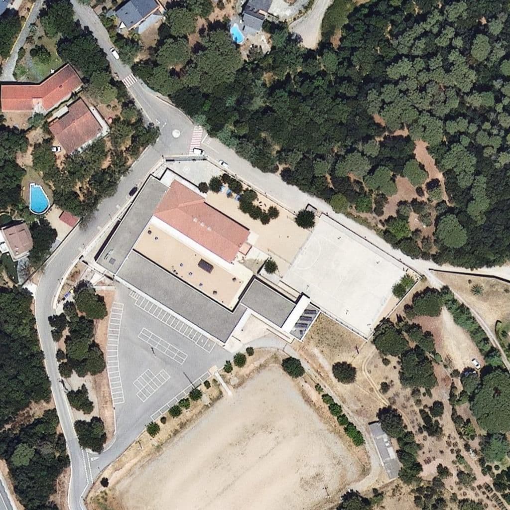 Вид згори на територію школи «Escola Torre Roja»
