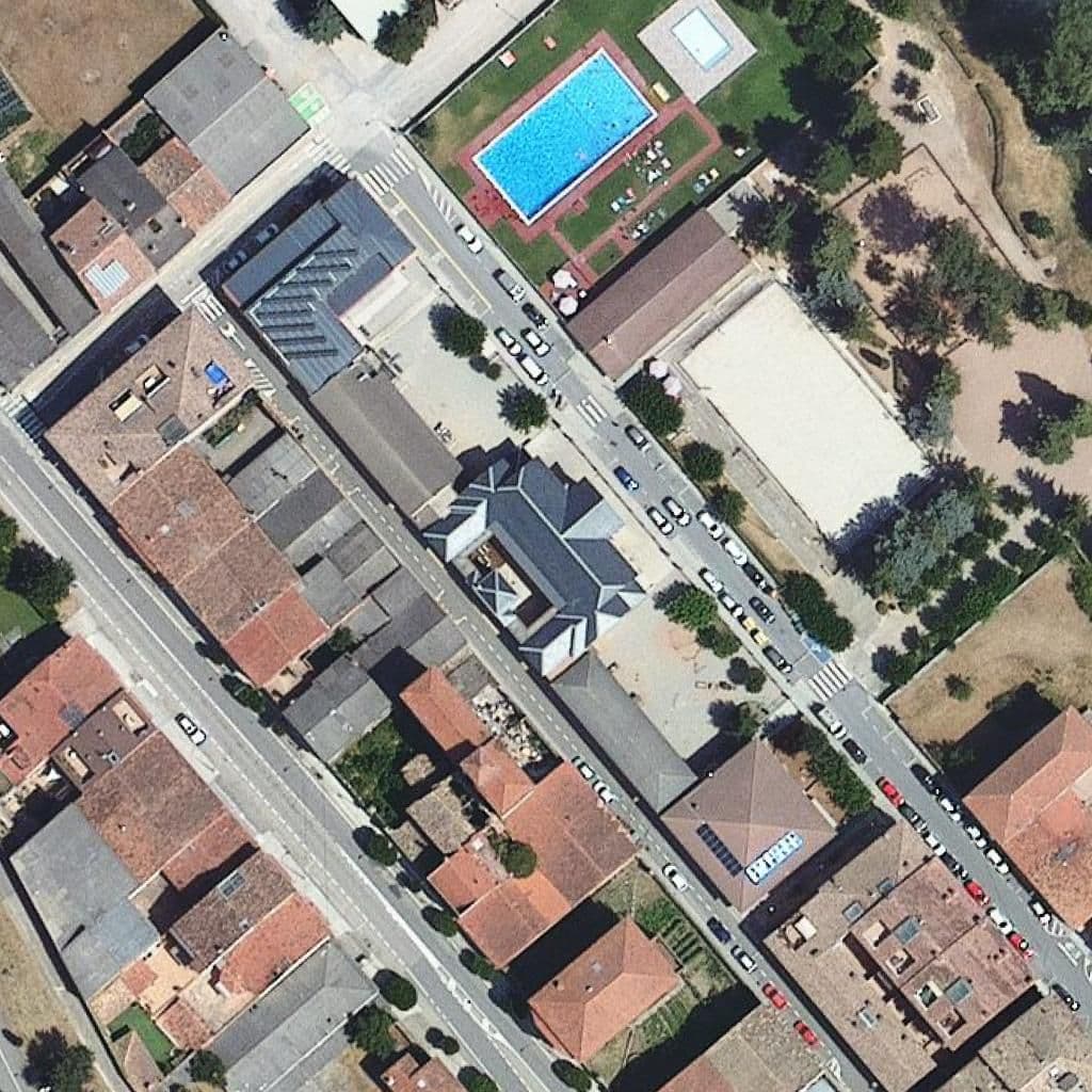 Вид згори на територію школи «Escola Segimon Comas»