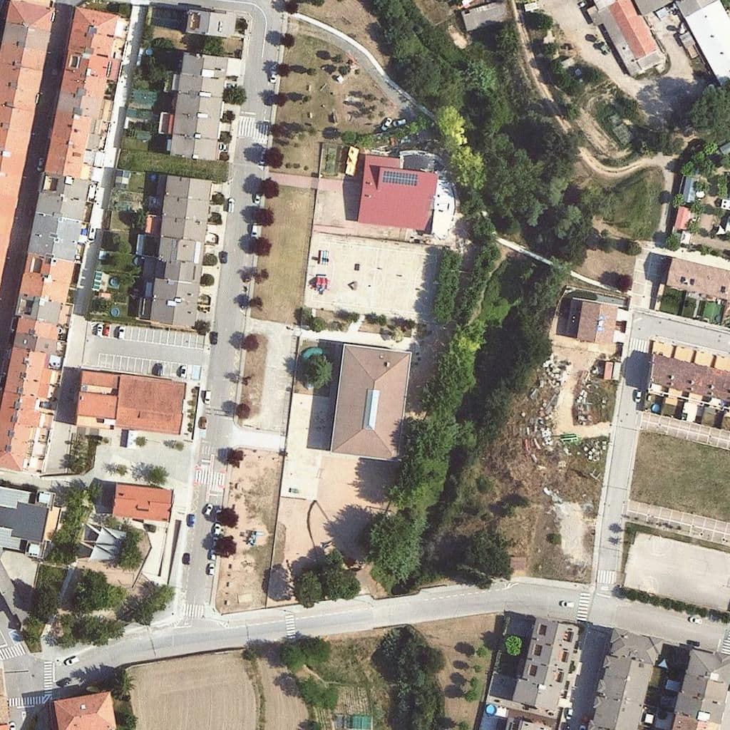 Вид згори на територію школи «Escola Jacint Verdaguer»