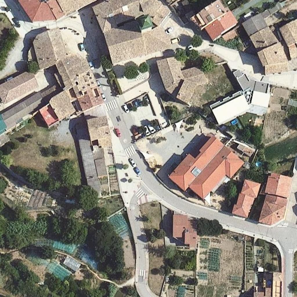 Вид сверху на территорию школы «Escola El Roure Gros»