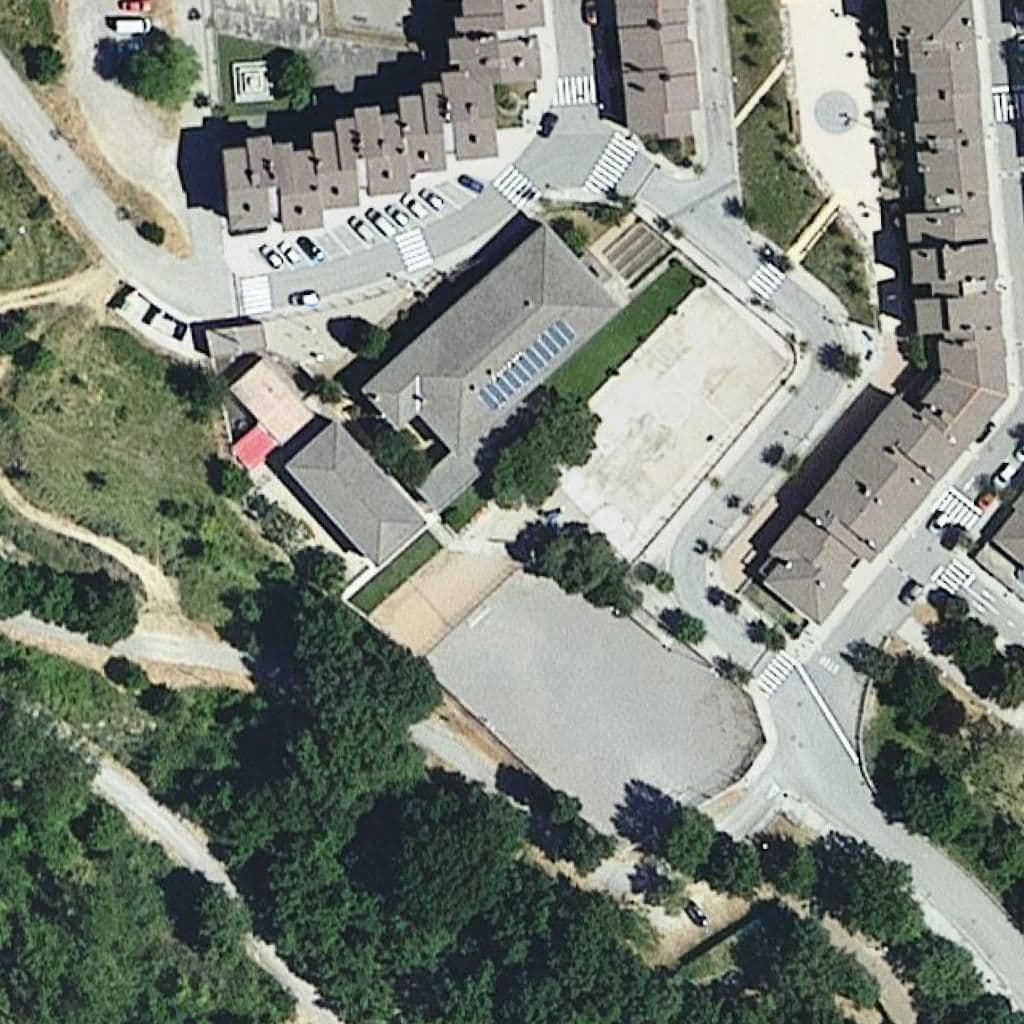 Вид сверху на территорию школы «Escola Sant Salvador»