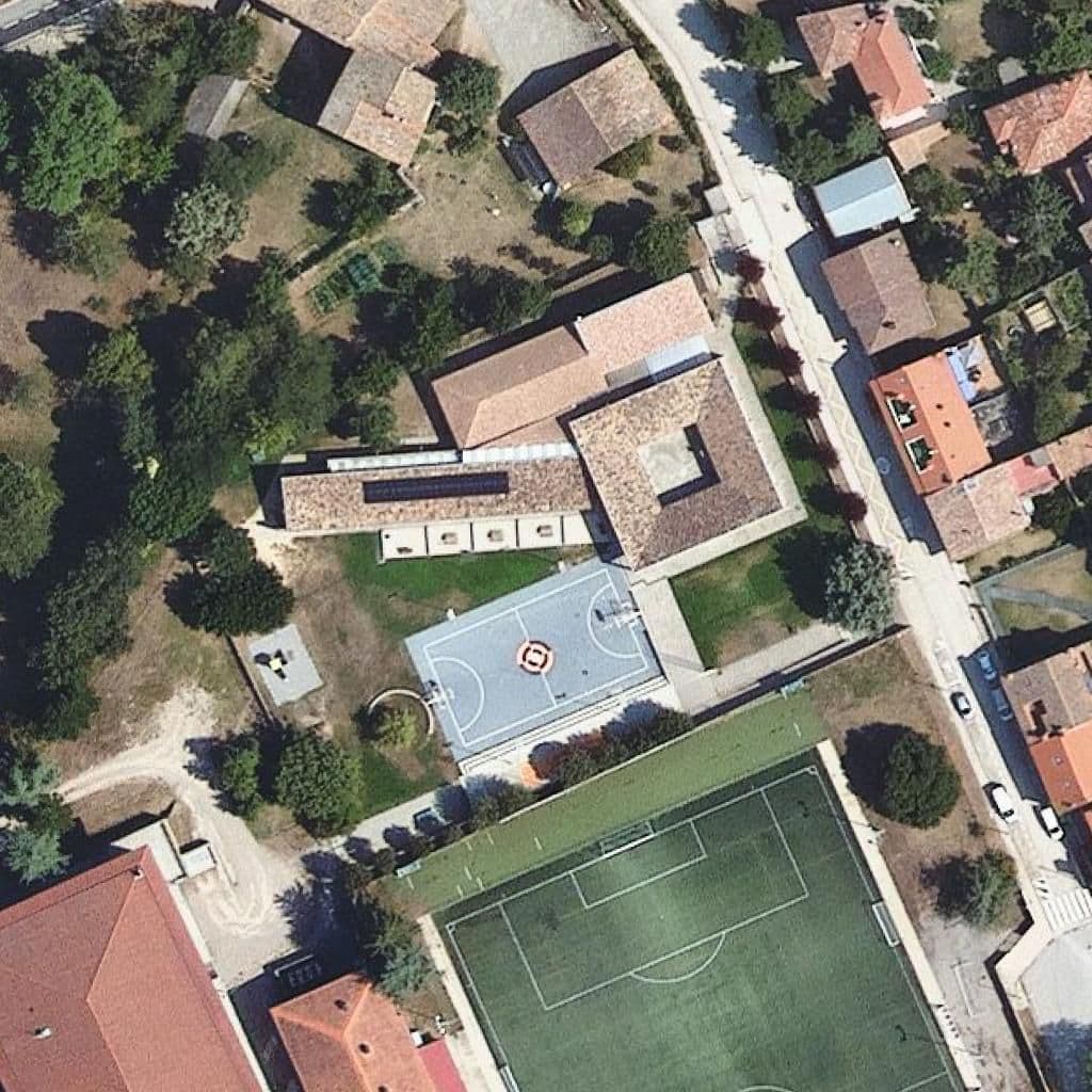 Вид згори на територію школи «Escola Farigola»