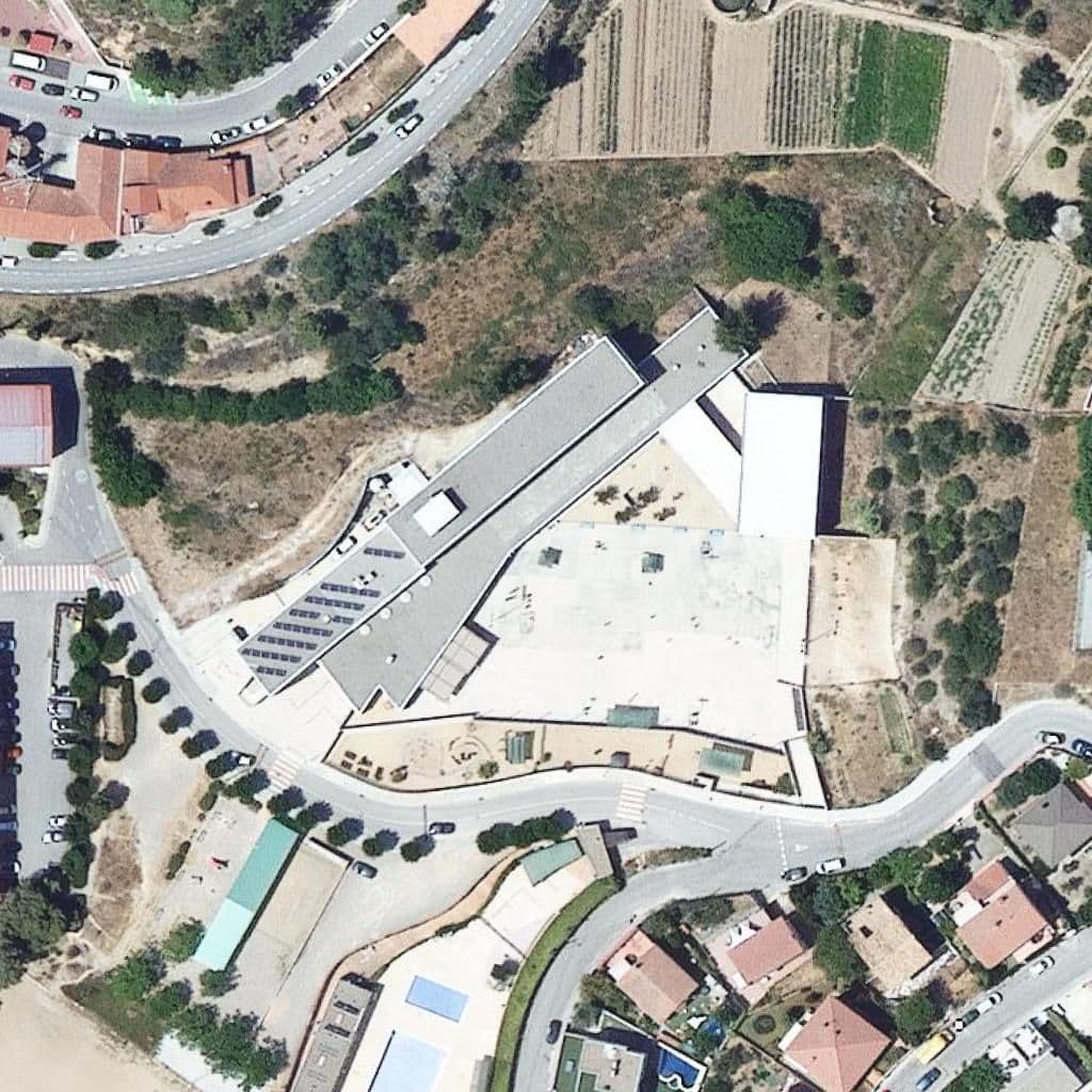 Вид сверху на территорию школы «Escola Serralavella»