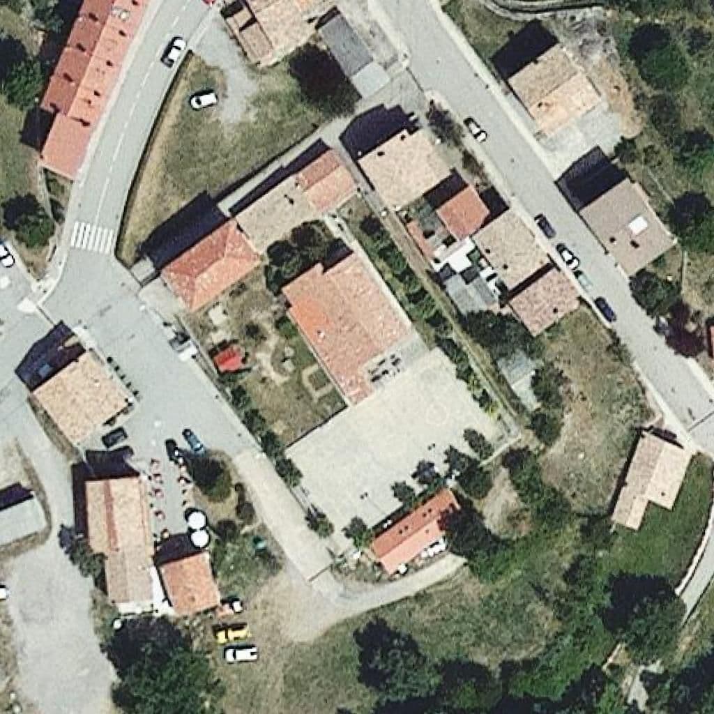 Вид згори на територію школи «Escola Serrat Voltor - ZER Alt Berguedà»