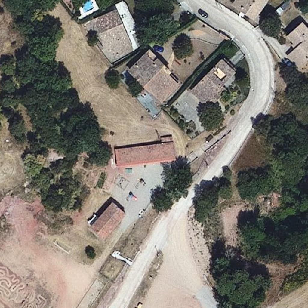Вид сверху на территорию школы «Escola Les Roques»
