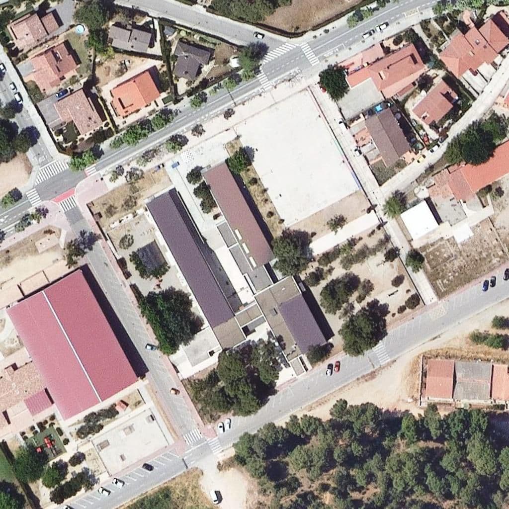 Вид згори на територію школи «Escola La Salut»