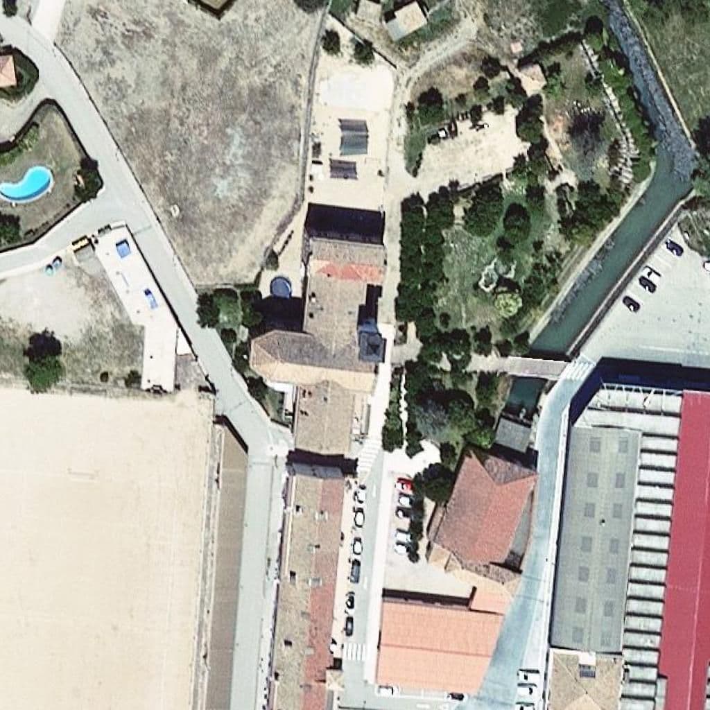 Вид згори на територію школи «Escola Sant Esteve - ZER El Cardener»