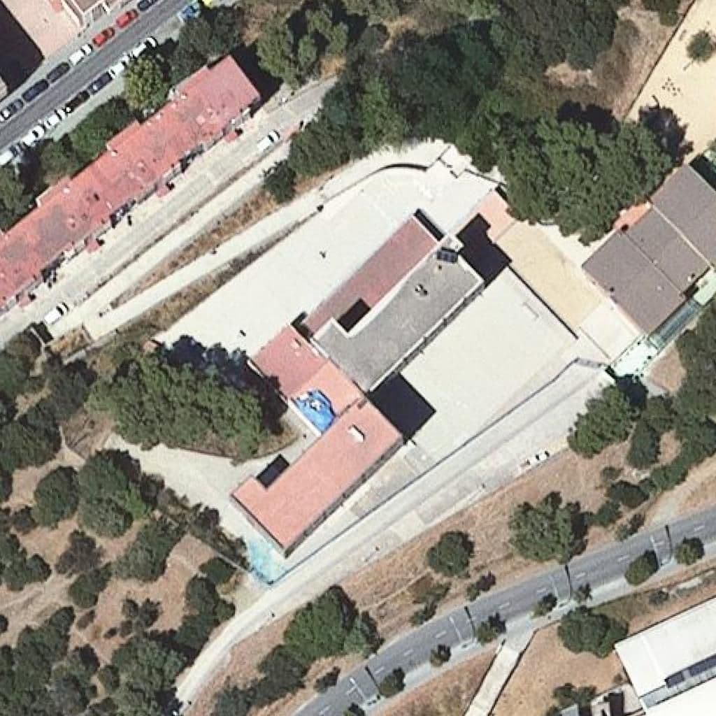 Вид сверху на территорию школы «Institut Escola Elisenda De Montcada»