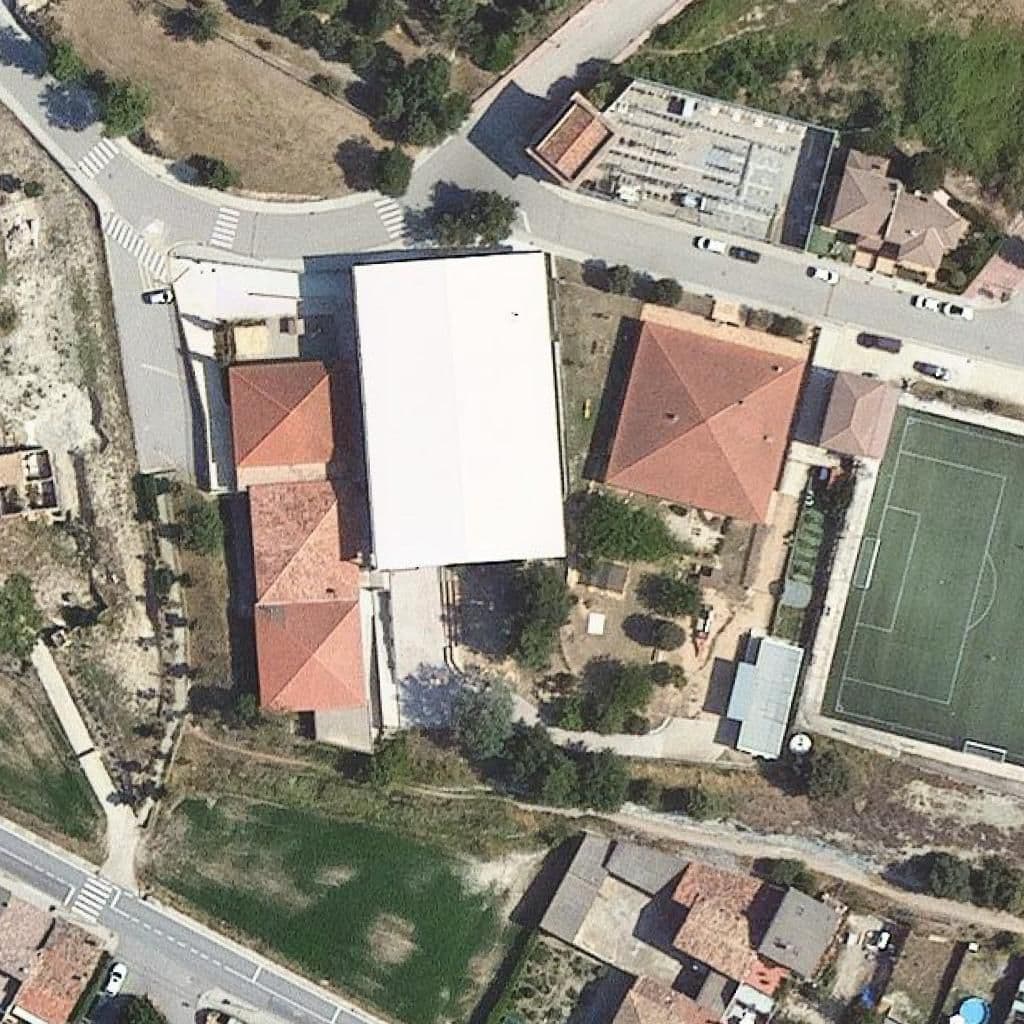 Вид згори на територію школи «Escola Les Basseroles»