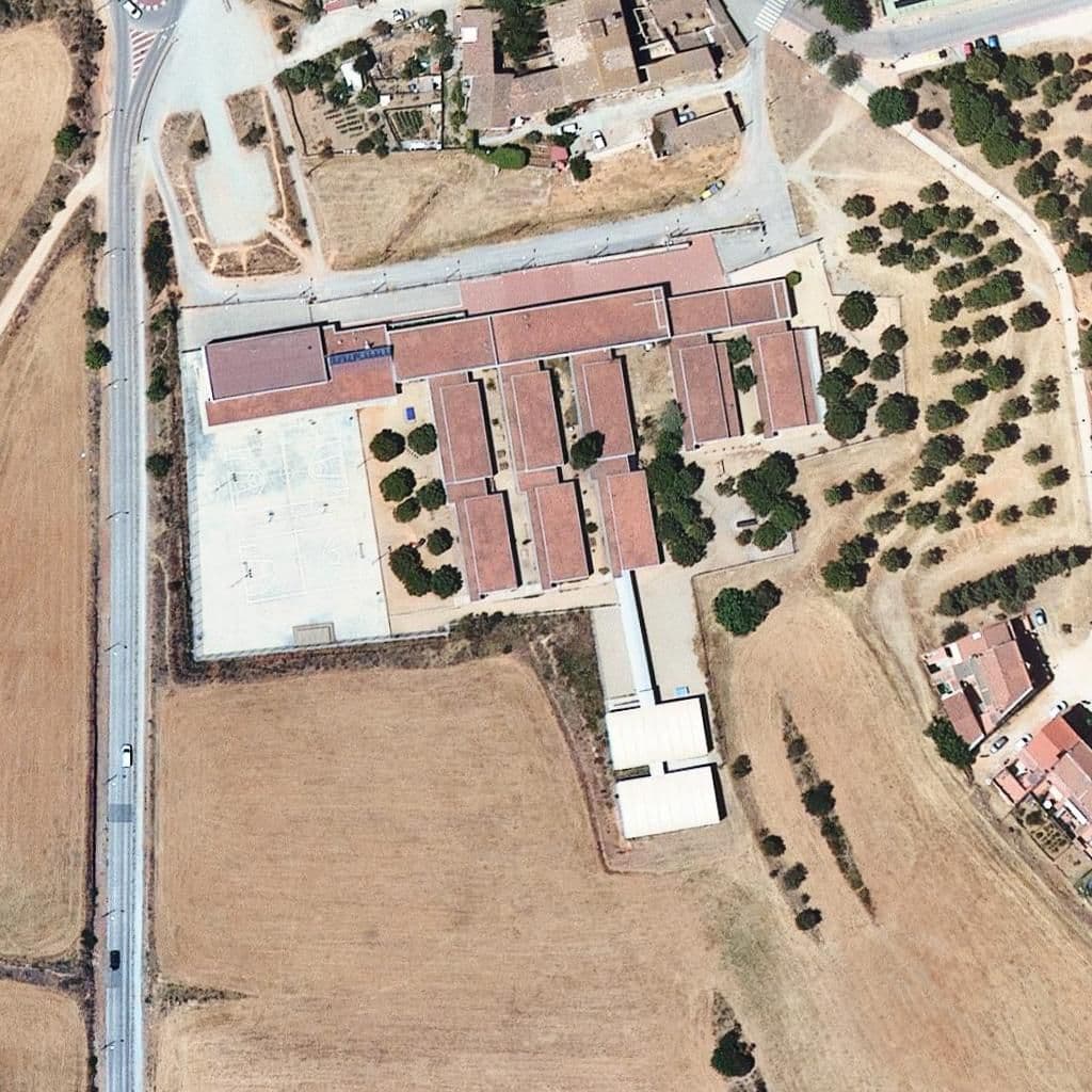 Вид згори на територію школи «Escola Colònia Güell»