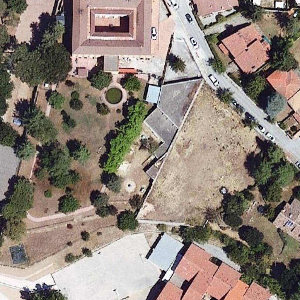 Вид сверху на территорию школы «Escola Bressol L'Espurna»
