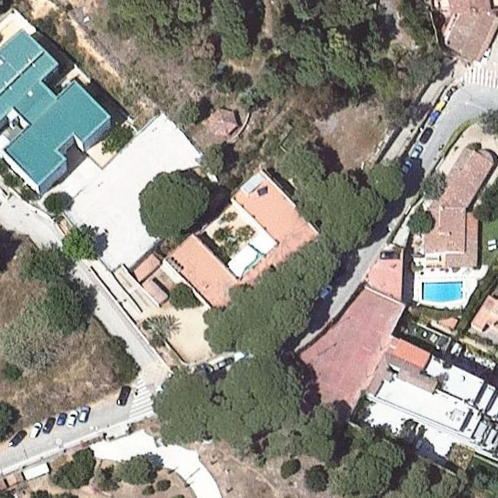 Вид згори на територію школи «Escola Bressol Sagrada Familia»