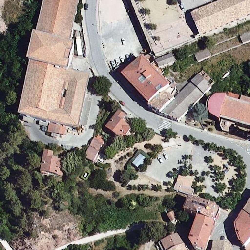 Вид згори на територію школи «Llar d'infants Municipal de Santa Maria d'Oló»