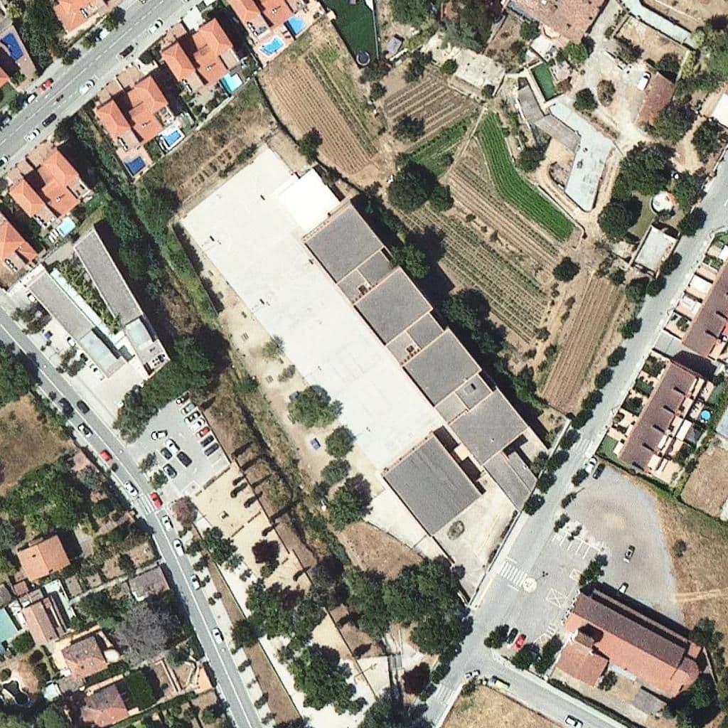 Вид згори на територію школи «Institut Alba del Vallès»