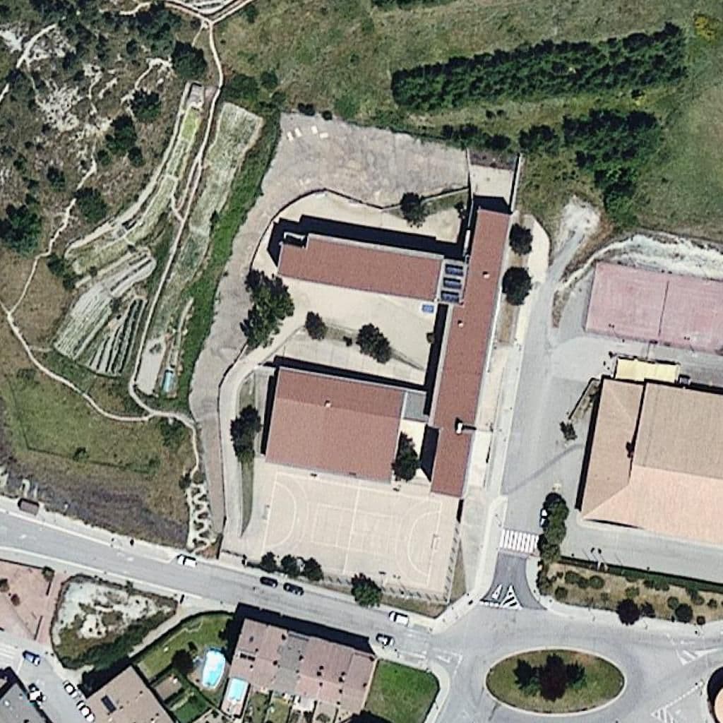 Вид згори на територію школи «Institut L'Alt Berguedà»