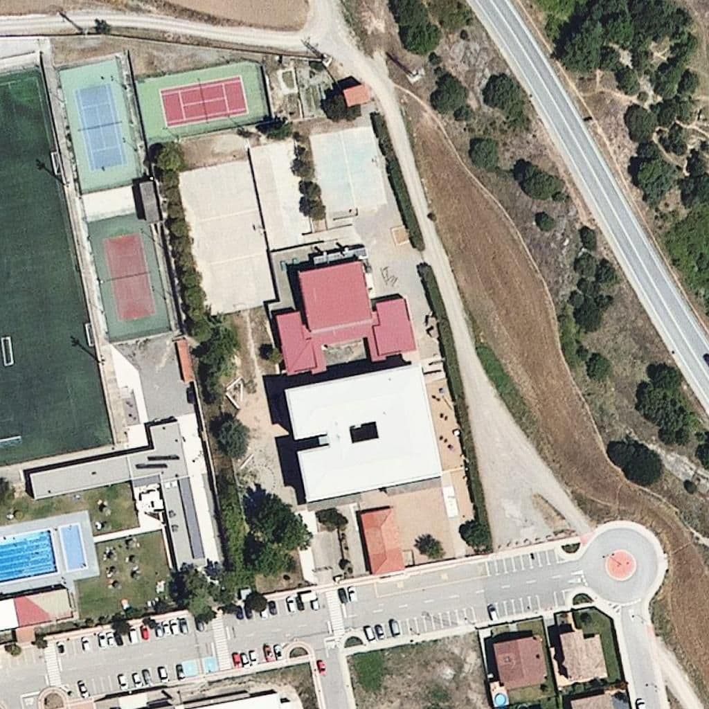 Вид згори на територію школи «Institut Castell de Quer»