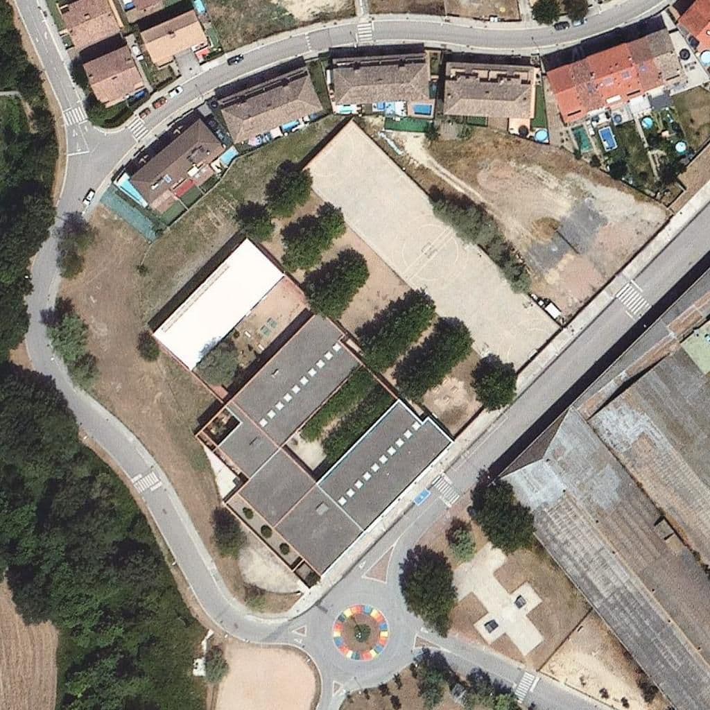 Вид згори на територію школи «Institut Miquel Martí i Pol»