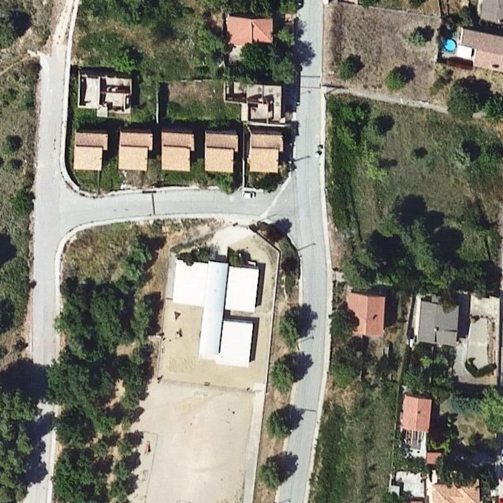 Вид згори на територію школи «Escola El Roure»