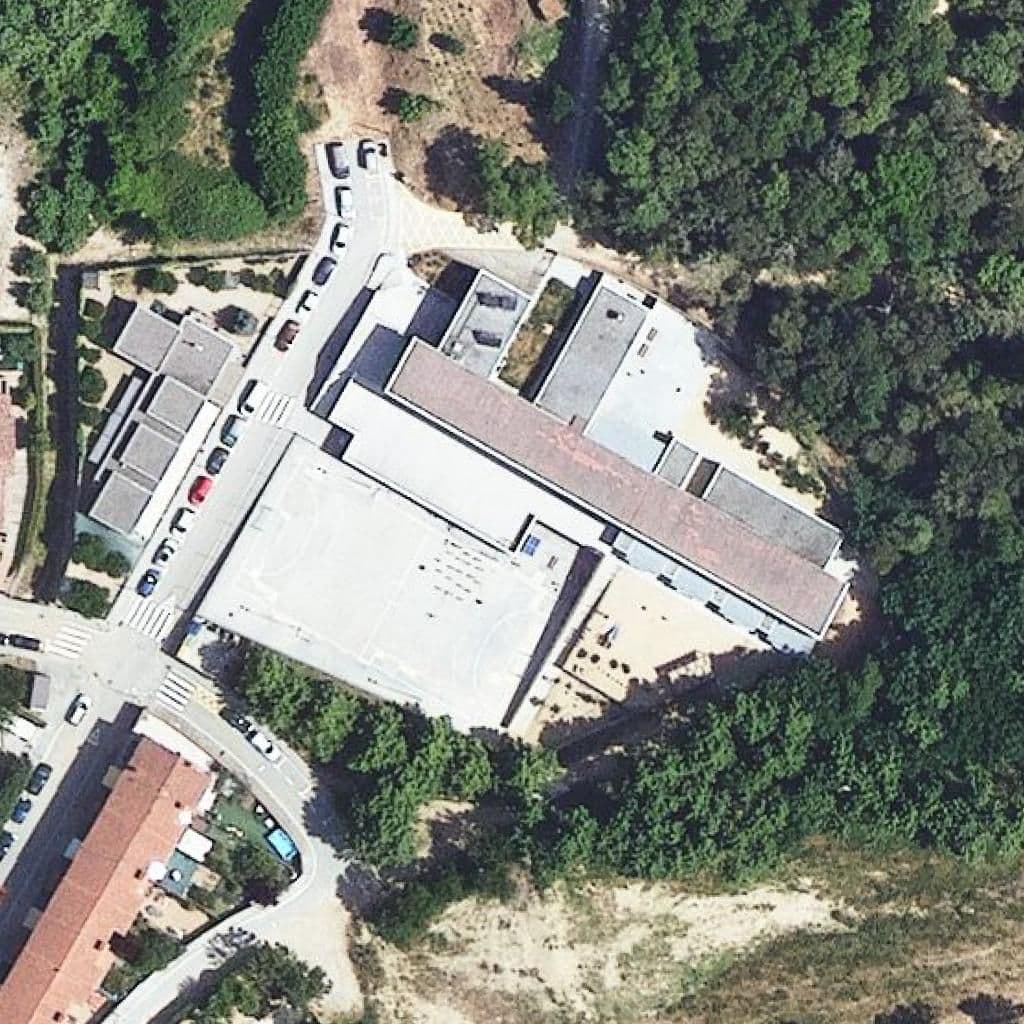 Вид згори на територію школи «Escola Vallgorguina»