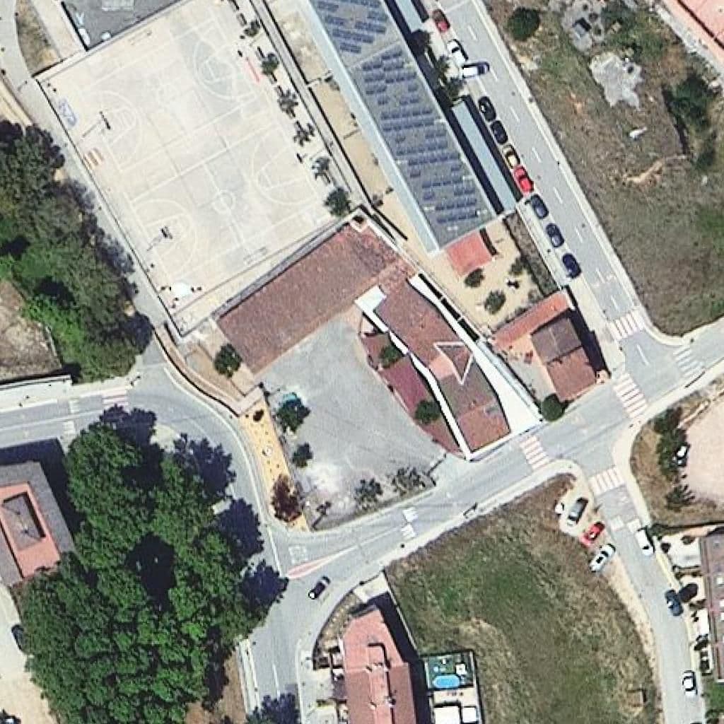 Вид згори на територію школи «Llar d'infants Municipal de Sant Iscle de Vallalta»
