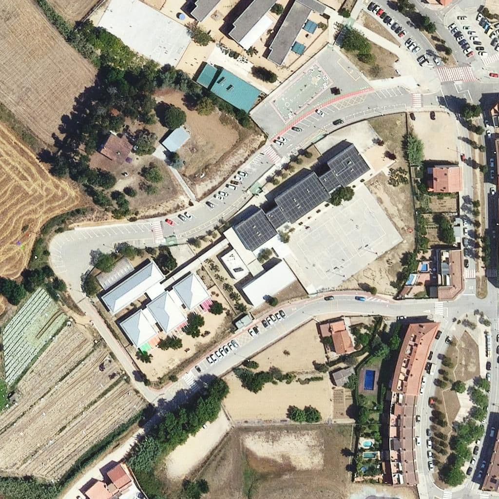 Вид згори на територію школи «Escola Mas Prats»