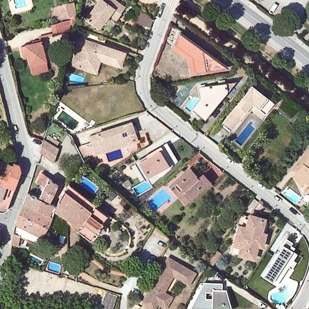 Вид сверху на территорию школы «Escola Bressol Municipal El Castellet»