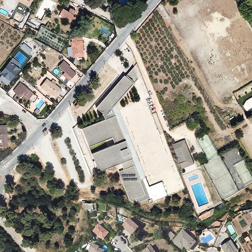 Вид згори на територію школи «Institut Maria de Bell-lloc»