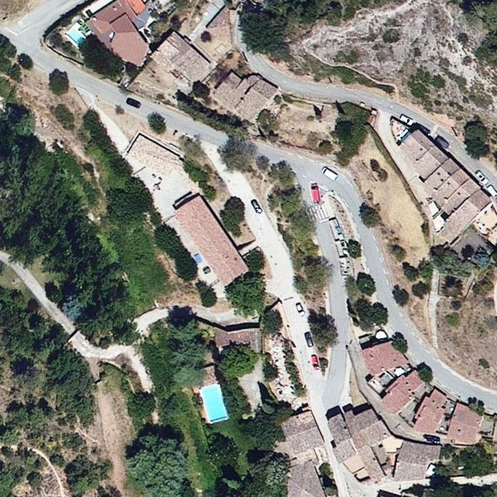 Вид сверху на территорию школы «Escola Vall de Néspola - ZER El Moianès Ponent»