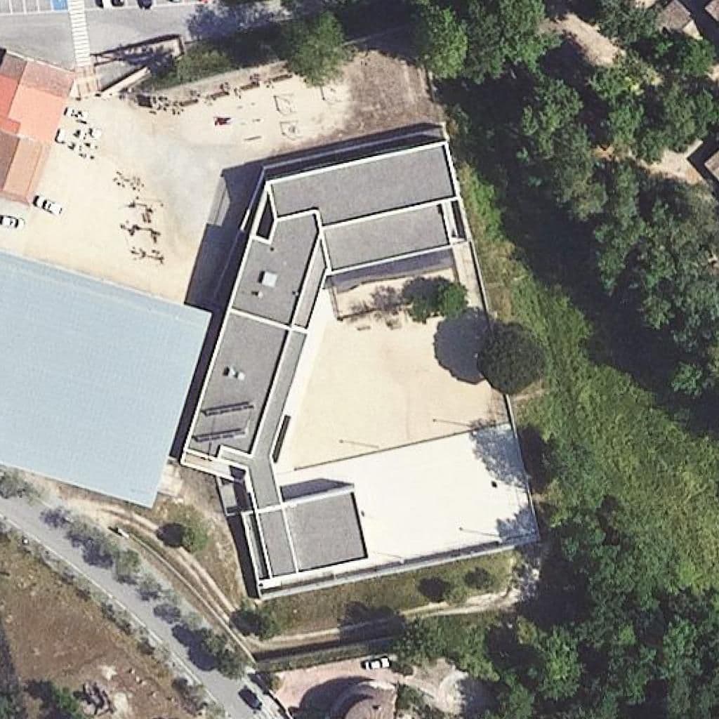 Вид згори на територію школи «Escola Les Falgueres»