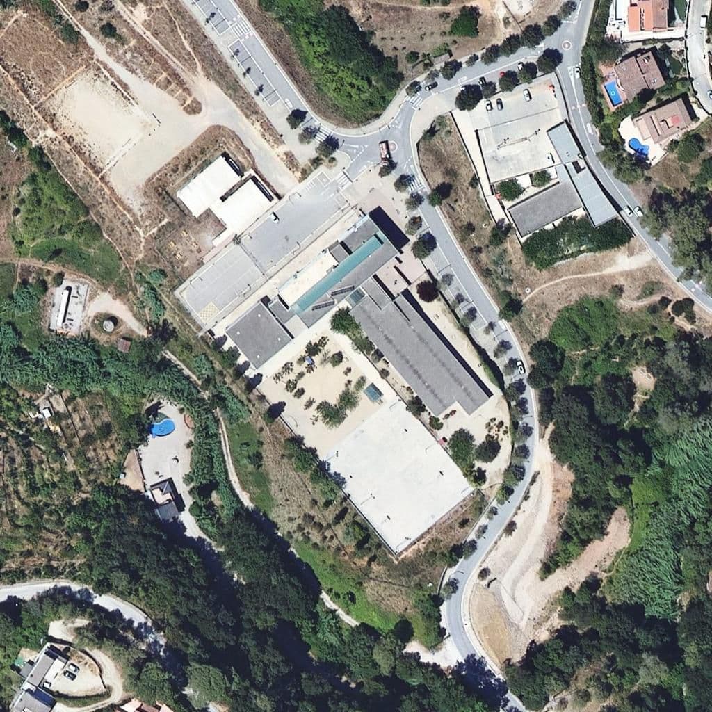 Вид сверху на территорию школы «Escola Bressol El Serralet»
