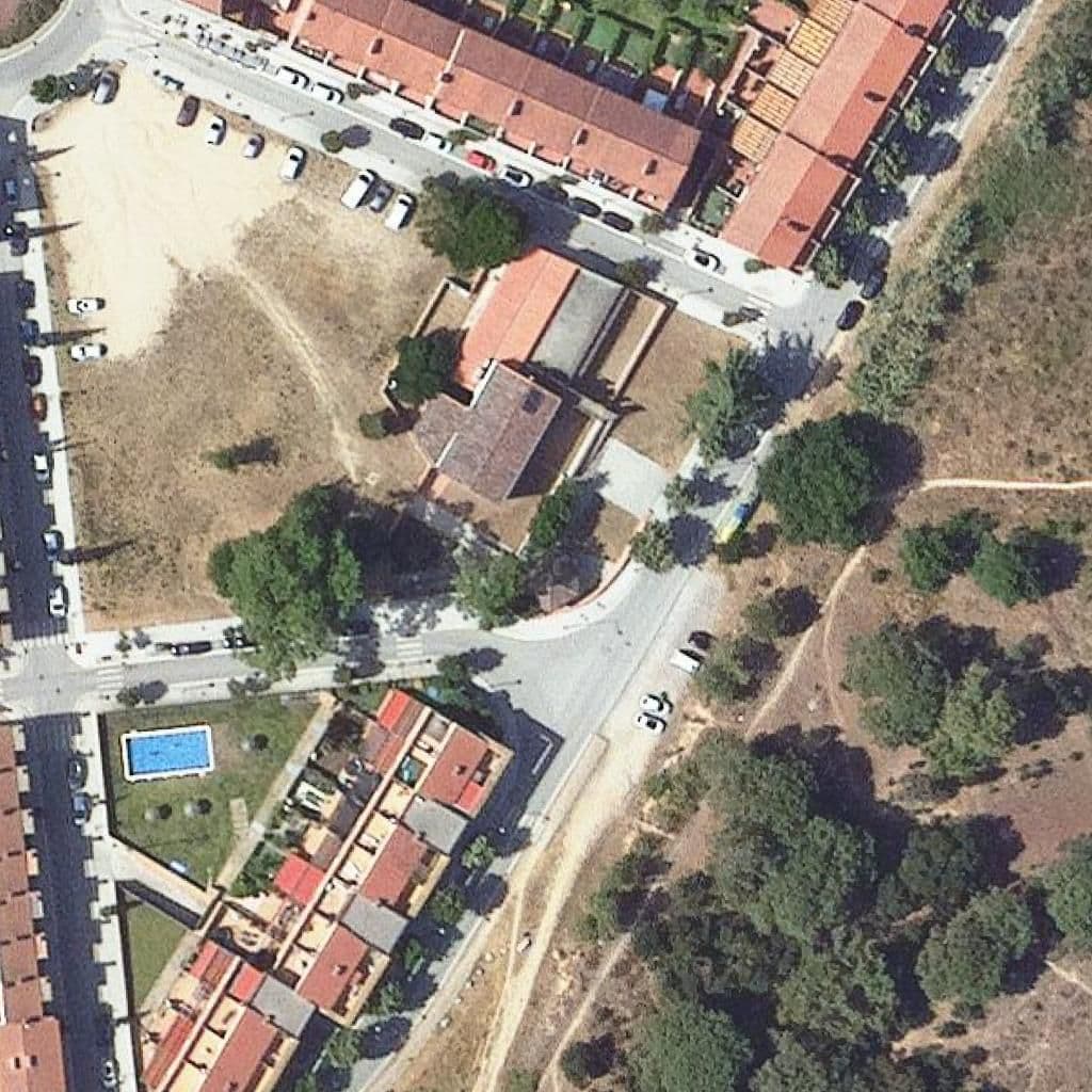 Вид згори на територію школи «Escola Bressol Cal Trempat»