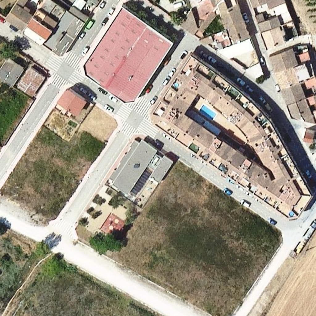 Вид згори на територію школи «Escola Bressol El Pla del Penedès»