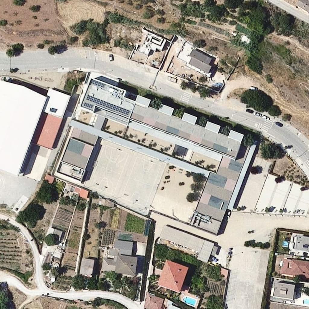 Вид згори на територію школи «Institut Escola Sant Quintí de Mediona»