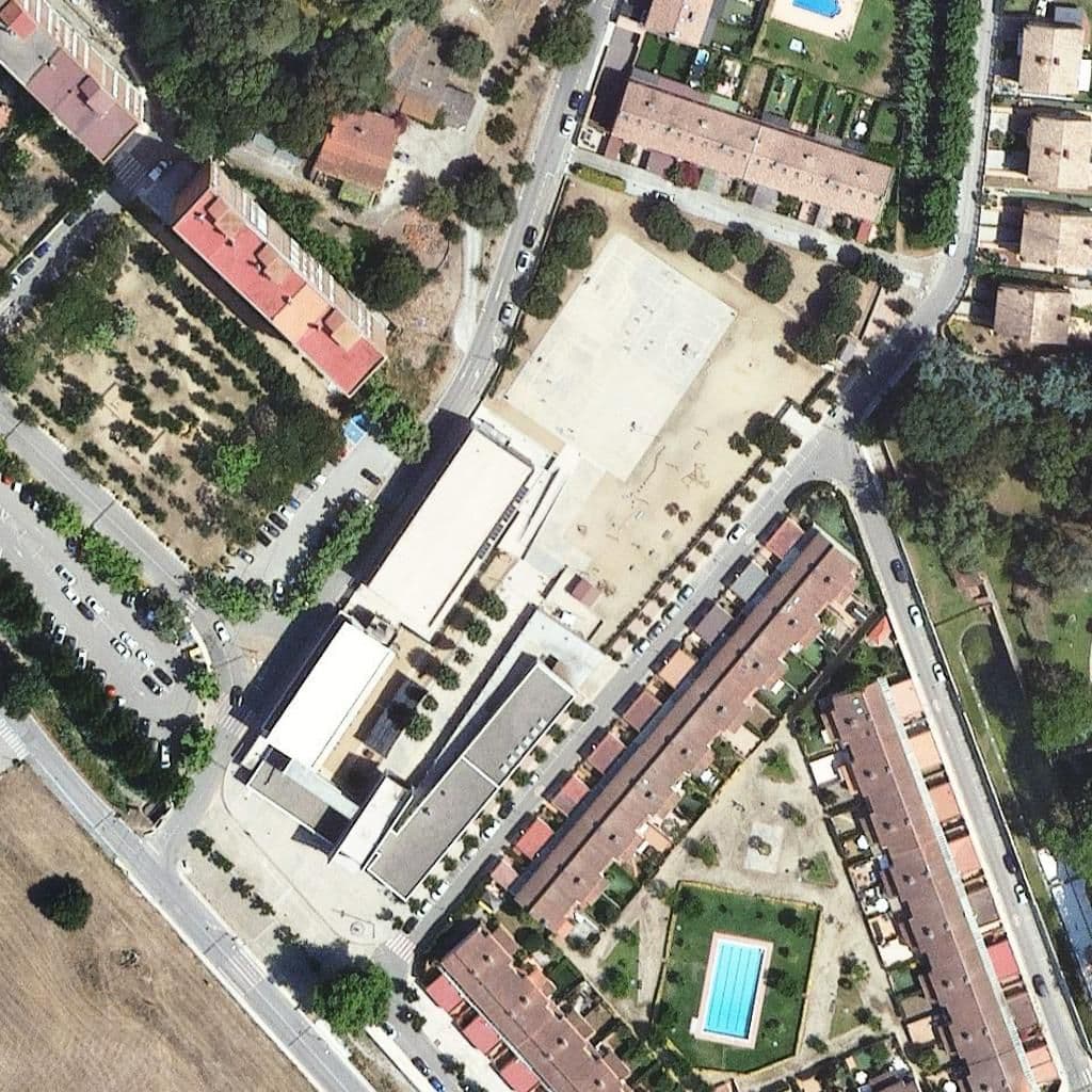 Вид згори на територію школи «Institut Escola Montagut»