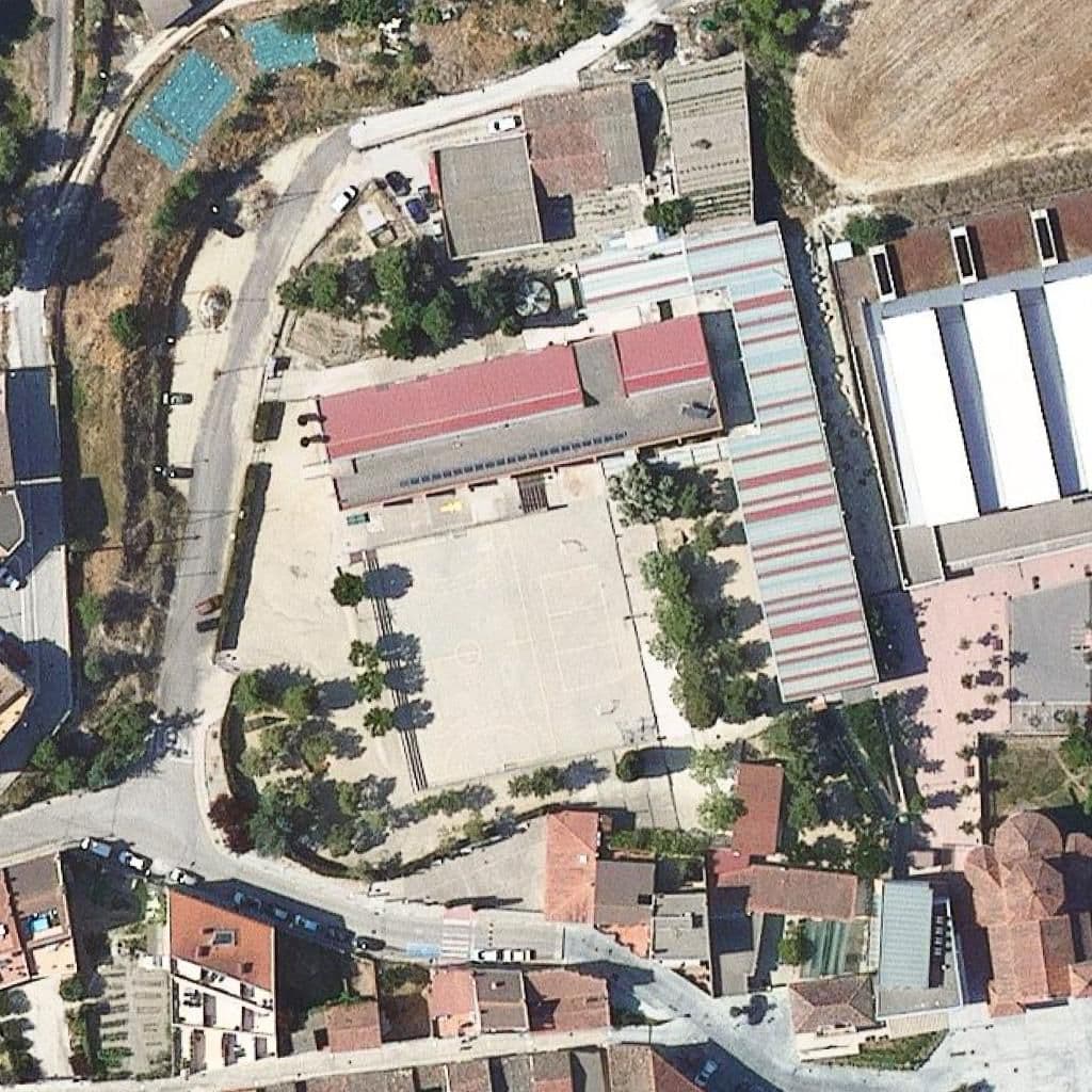 Вид згори на територію школи «Institut Escola Castell d'Òdena»