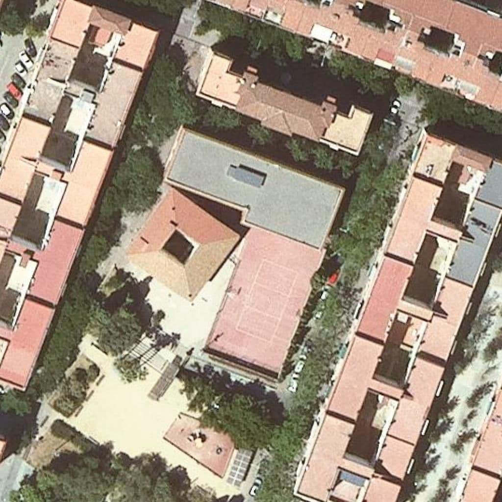 Вид сверху на территорию школы «Institut Manuel Carrasco I Formiguera»