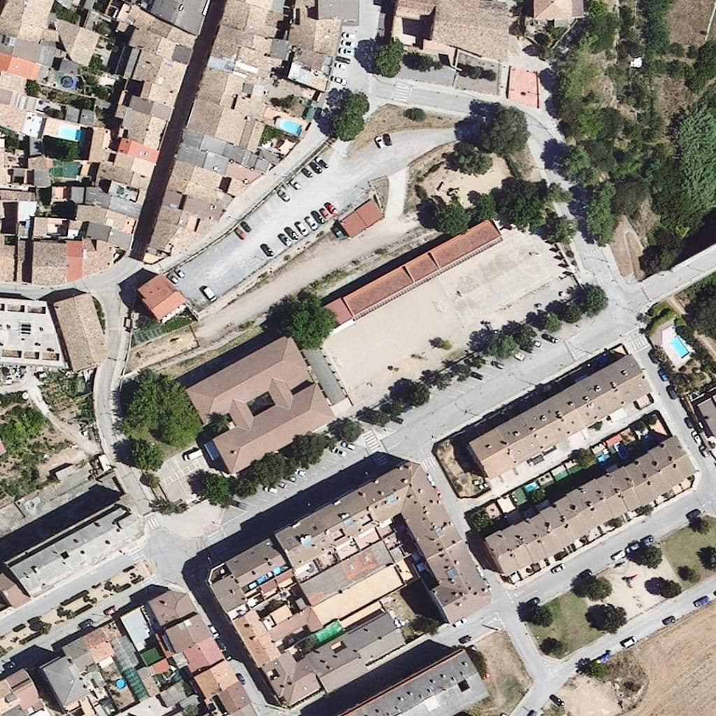 Вид сверху на территорию школы «Institut Escola Guillem de Balsareny»