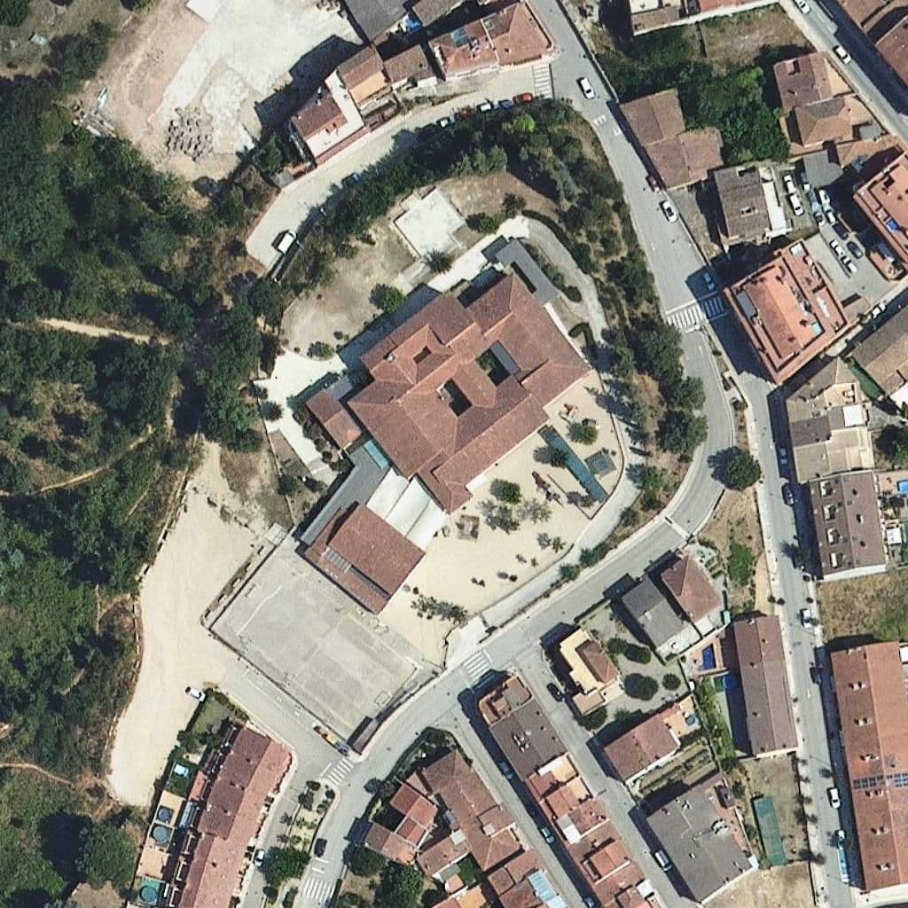 Вид згори на територію школи «Escola Pompeu Fabra»