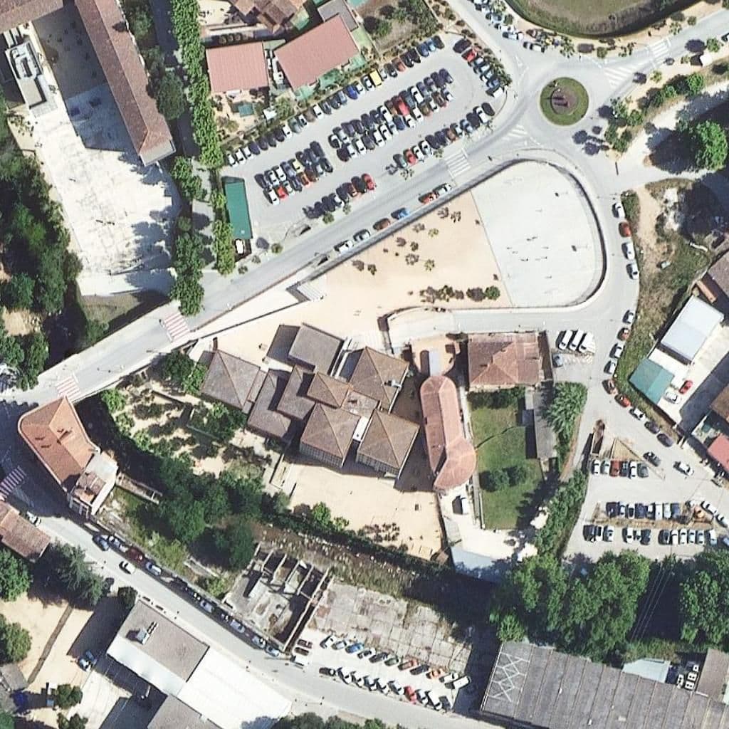 Вид сверху на территорию школы «Escola Doctor Carulla»