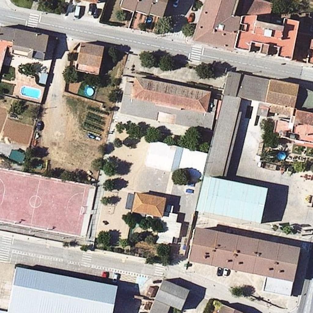Вид згори на територію школи «Escola Joan Reglà»