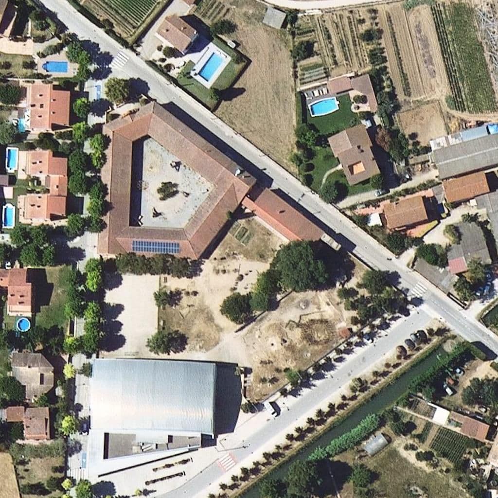 Вид згори на територію школи «Escola de Bordils»